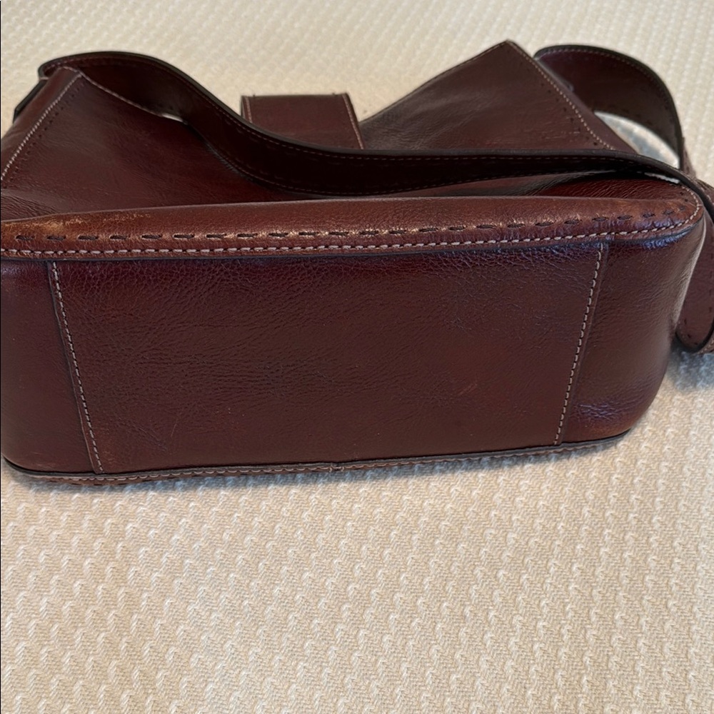 Fossil Brown Leather Shoulder Bag with Timeless Design - Picture 8 of 13